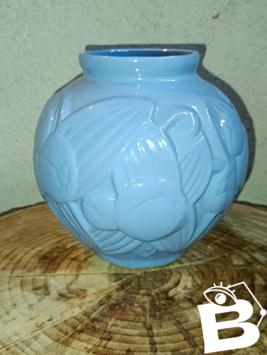 beau vase boule en ceramique bleu clair à decor de fruits en bon etat