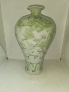 beautiful Chinese porcelain vase decorated with a dragon in good condition
