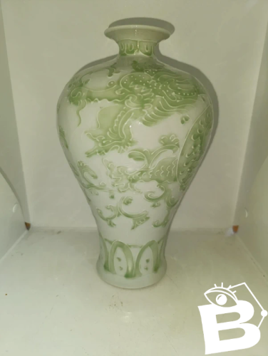beau vase chinois en porcelaine à decor de dragon en bon etat