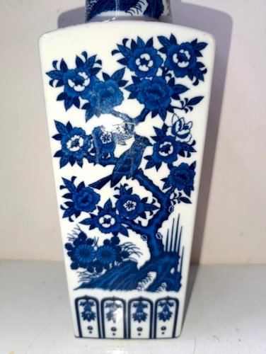Beau vase chinois en porcelaine à décor de fleurs et doiseaux En bon état.