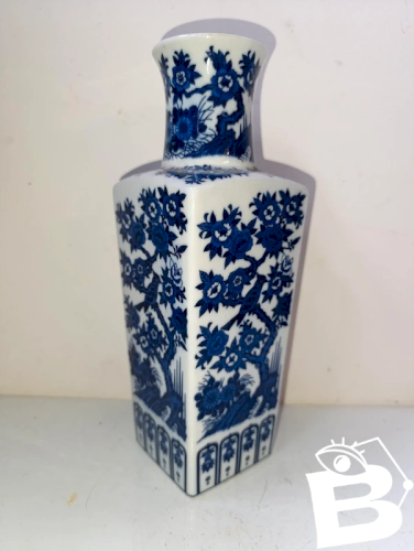 Beau vase chinois en porcelaine à décor de fleurs et doiseaux En bon état.