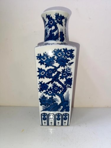Beau vase chinois en porcelaine à décor de fleurs et doiseaux En bon état.