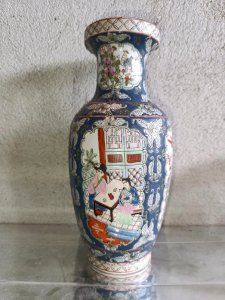 beautiful Chinese porcelain vase with a life scene decoration in good condition