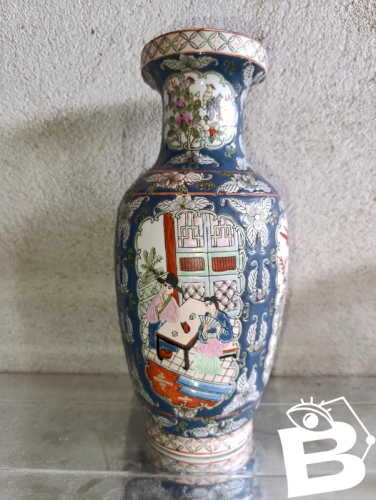 beau vase chinois en porcelaine à decor de scene de vie en bon etat