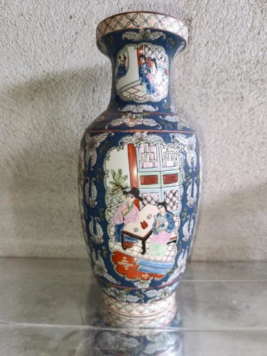 beau vase chinois en porcelaine à decor de scene de vie en bon etat