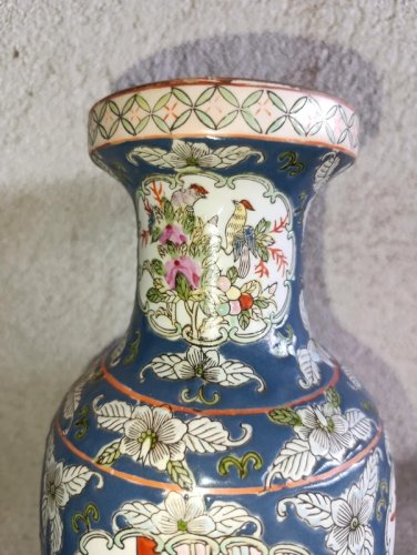 beau vase chinois en porcelaine à decor de scene de vie en bon etat