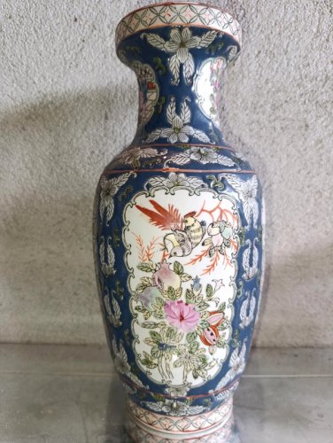 beau vase chinois en porcelaine à decor de scene de vie en bon etat