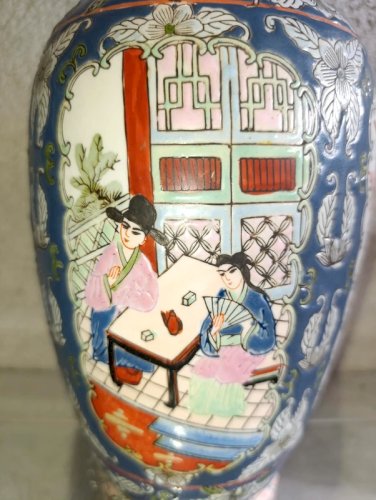 beau vase chinois en porcelaine à decor de scene de vie en bon etat