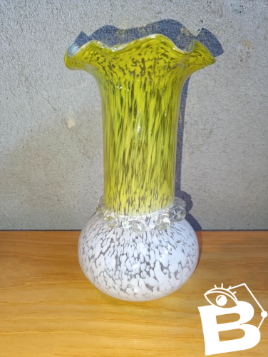 beau vase clichy bi couleur avec collerette en bon etat