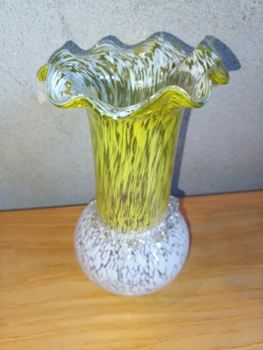 beau vase clichy bi couleur avec collerette en bon etat