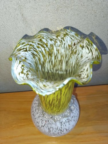 beau vase clichy bi couleur avec collerette en bon etat