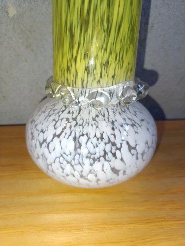 beau vase clichy bi couleur avec collerette en bon etat