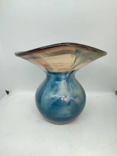 beau vase de forme original de la deuxieme partie du 20 siecle signature à identifier en bon etat