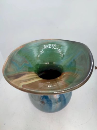 beau vase de forme original de la deuxieme partie du 20 siecle signature à identifier en bon etat