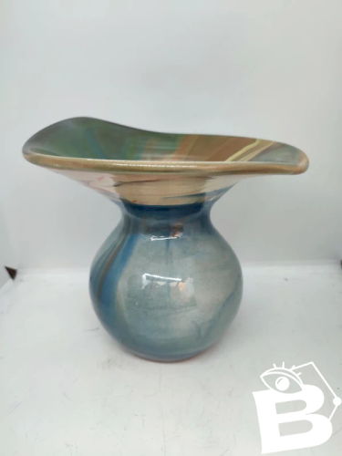 beau vase de forme original de la deuxieme partie du 20 siecle signature à identifier en bon etat