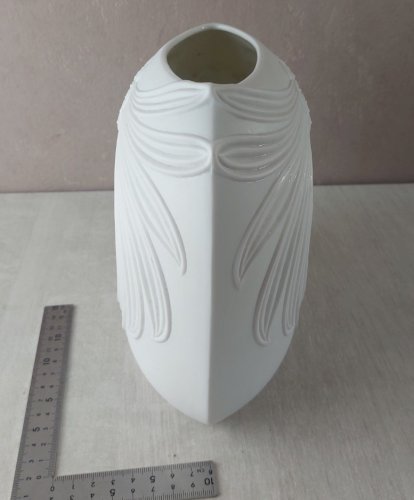 Beau vase en biscuit, décor fleurs, Manfred Frey, AK Kaiser 742