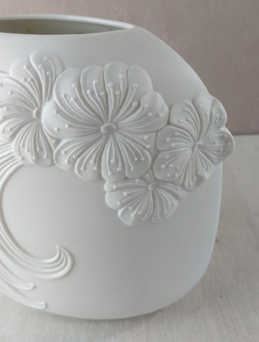Beau vase en biscuit, décor fleurs, Manfred Frey, AK Kaiser 742