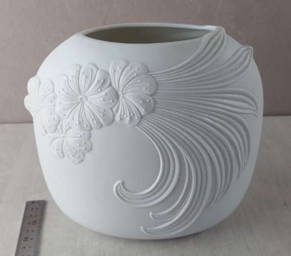 Beau vase en biscuit, décor fleurs, Manfred Frey, AK Kaiser 742
