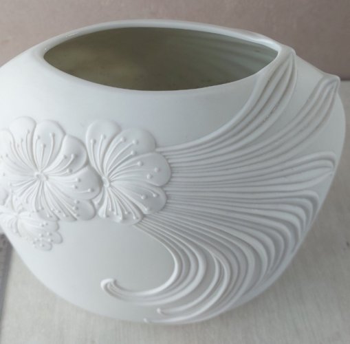 Beau vase en biscuit, décor fleurs, Manfred Frey, AK Kaiser 742