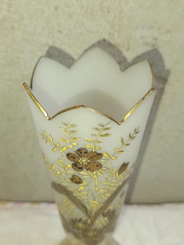 beau vase en opaline fin 19eme à decor floral et dorure en bon etat