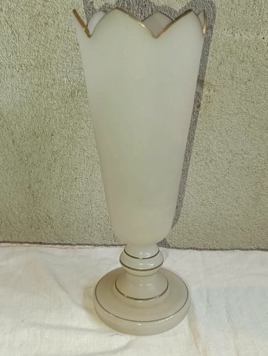 beau vase en opaline fin 19eme à decor floral et dorure en bon etat