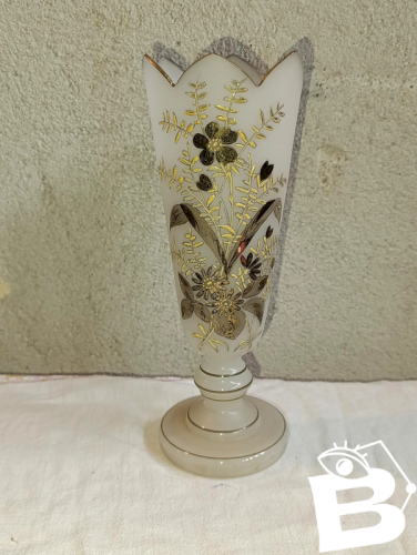 beau vase en opaline fin 19eme à decor floral et dorure en bon etat