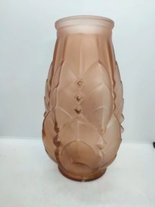 Beau vase en verre depoli art deco datant des années 1920-1940 de couleur saumon en bon etat