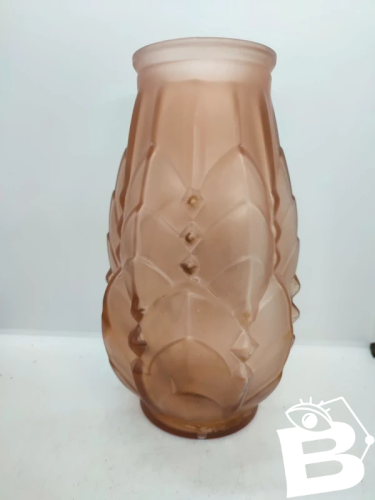 Beau vase en verre depoli art deco datant des années 1920-1940 de couleur saumon en bon etat