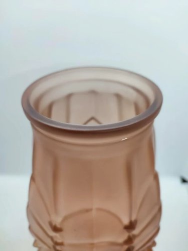 Beau vase en verre depoli art deco datant des années 1920-1940 de couleur saumon en bon etat