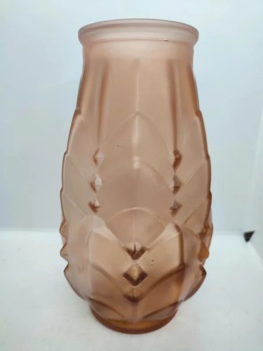 Beau vase en verre depoli art deco datant des années 1920-1940 de couleur saumon en bon etat