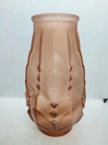 Beau vase en verre depoli art deco datant des années 1920-1940 de couleur saumon en bon etat