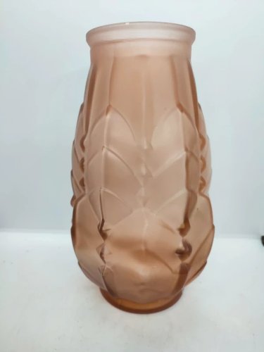 Beau vase en verre depoli art deco datant des années 1920-1940 de couleur saumon en bon etat