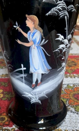 Beau vase en verre émaillé Bohème Mary Gregory décor à la victorienne 1900's
