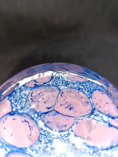 beau vase en verre en rose et bleu signé la rochere en bon etat