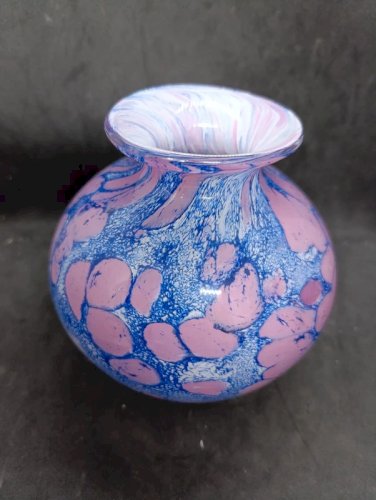 beau vase en verre en rose et bleu signé la rochere en bon etat
