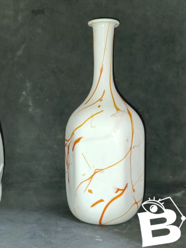 beau vase en verre fait main blanc  avec incrustation orange en bon etat