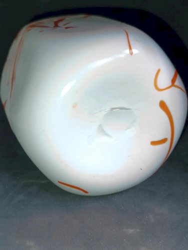 beau vase en verre fait main blanc  avec incrustation orange en bon etat