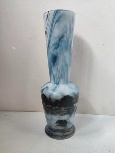 beau vase en verre peint à decor de bateau et paysage en bon etat