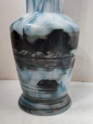 beau vase en verre peint à decor de bateau et paysage en bon etat