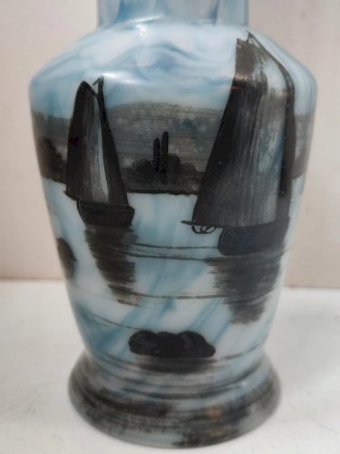 beau vase en verre peint à decor de bateau et paysage en bon etat