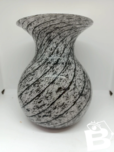 beau vase en verre style murano interieur moucheté noir en bon etat