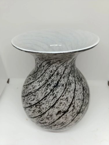 beau vase en verre style murano interieur moucheté noir en bon etat