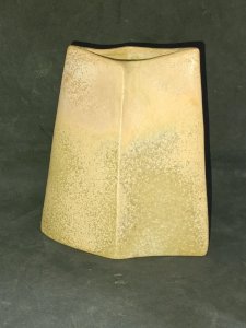 beau vase forme libre en porcelaine signé Virebent en bon etat