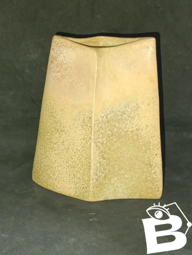 beau vase forme libre en porcelaine signé Virebent en bon etat