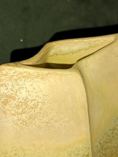 beau vase forme libre en porcelaine signé Virebent en bon etat