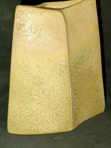 beau vase forme libre en porcelaine signé Virebent en bon etat