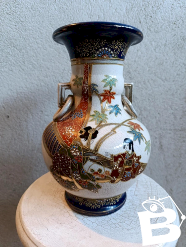 beau vase japonais à decor de personnages et floral en bon etat