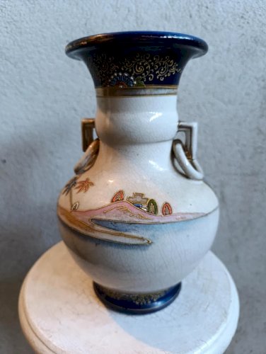beau vase japonais à decor de personnages et floral en bon etat
