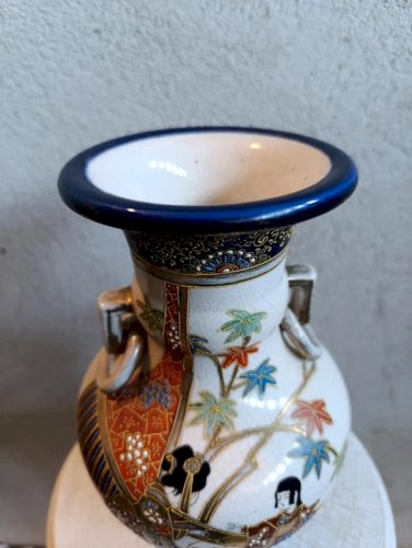 beau vase japonais à decor de personnages et floral en bon etat