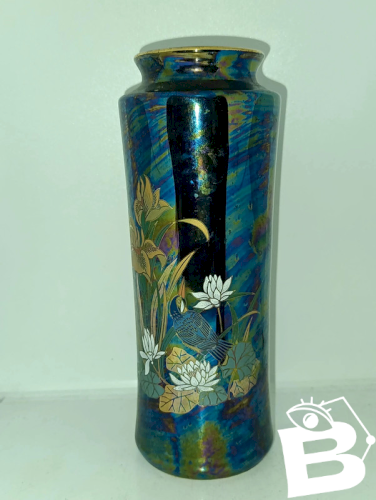 beau vase japonais  à decor floral et corps irise en bon etat